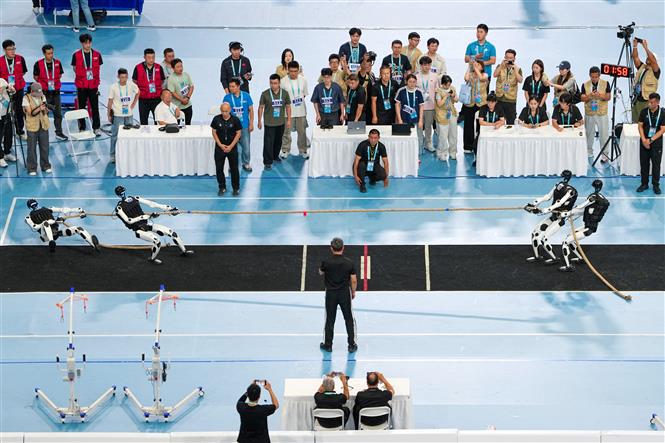 Các robot của đội Tiangong (phải) thi đấu với đội liên doanh Beijing Humanoid. (Ảnh: Xinhua)